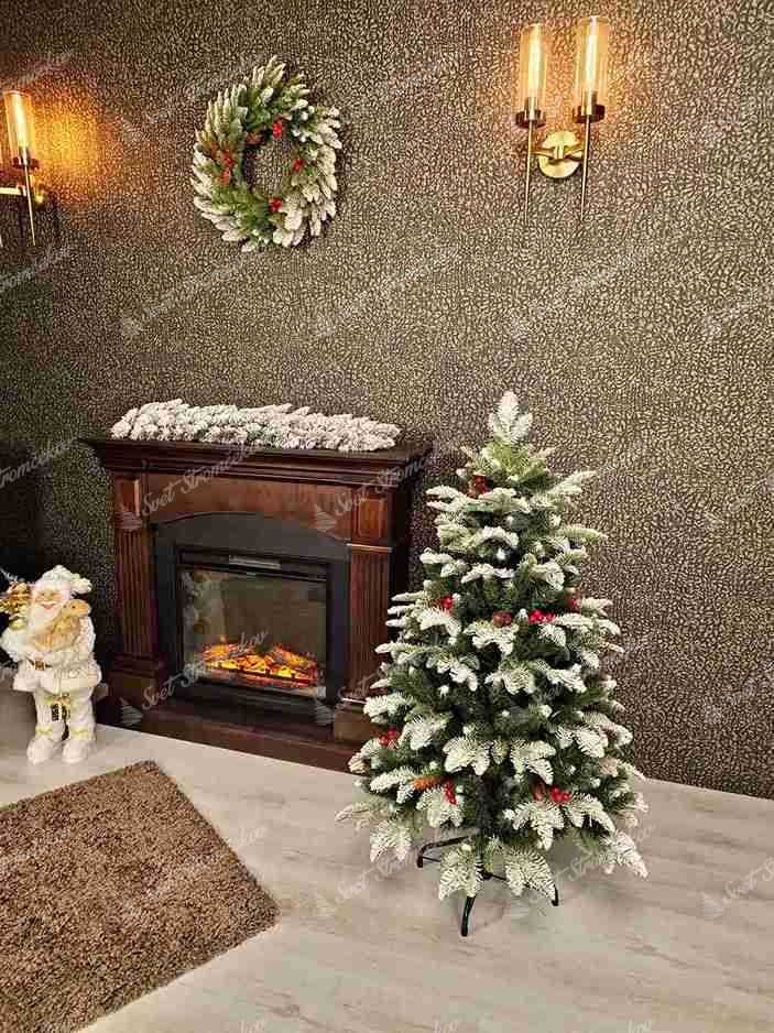 Umelý vianočný stromček 3D Jedľa Zasnežená 120cm, stromček má zasnežené konce vetvičiek a sú ozdobené šiškami a červenými plodmi