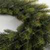 Detailná fotka 3D ihličia vianočného venčeka.