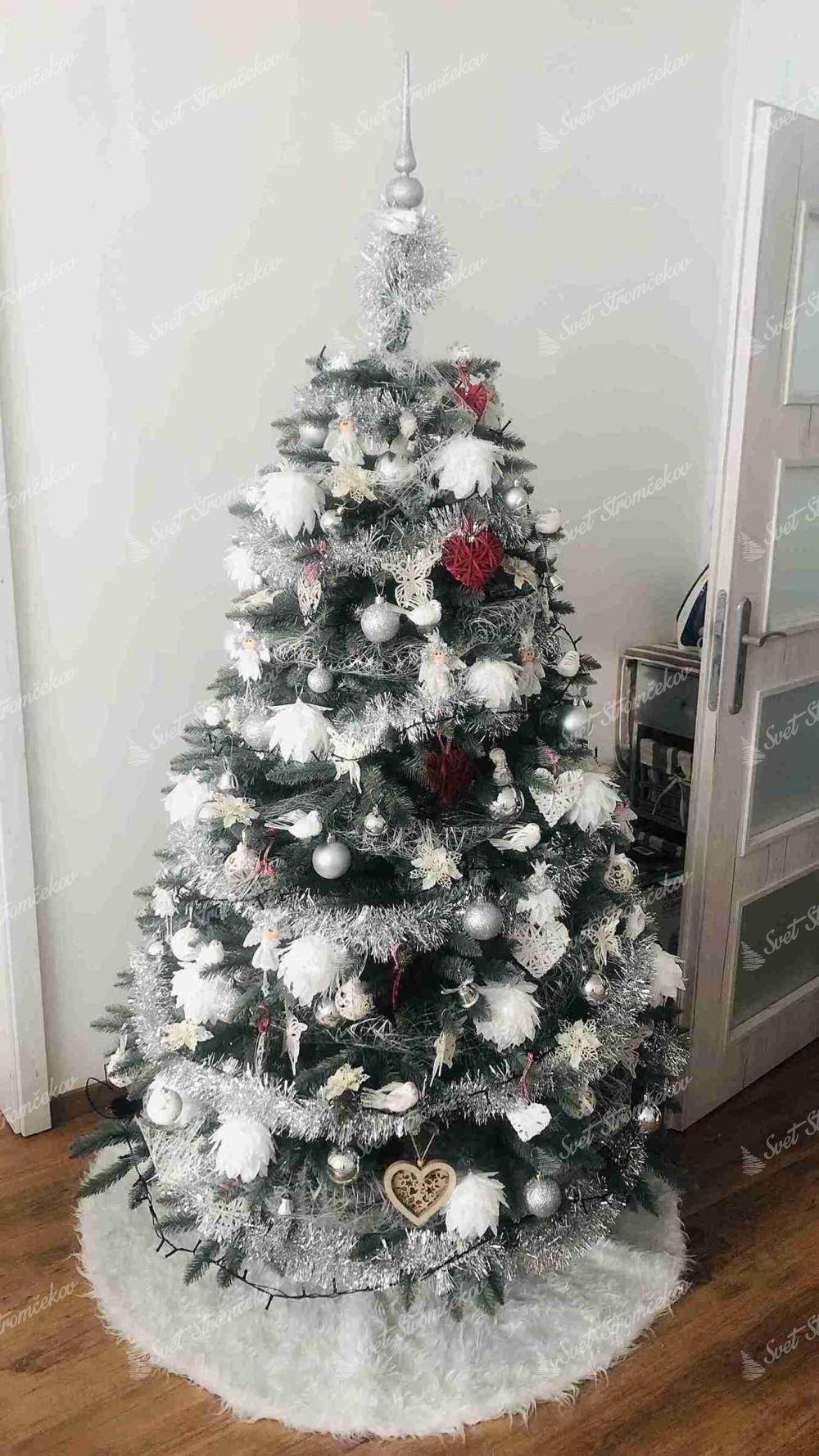 Umelý vianočný stromček Smrek Strieborný 180cm, stromček je ozdobený bielymi a striebornými vianočnými ozdobami