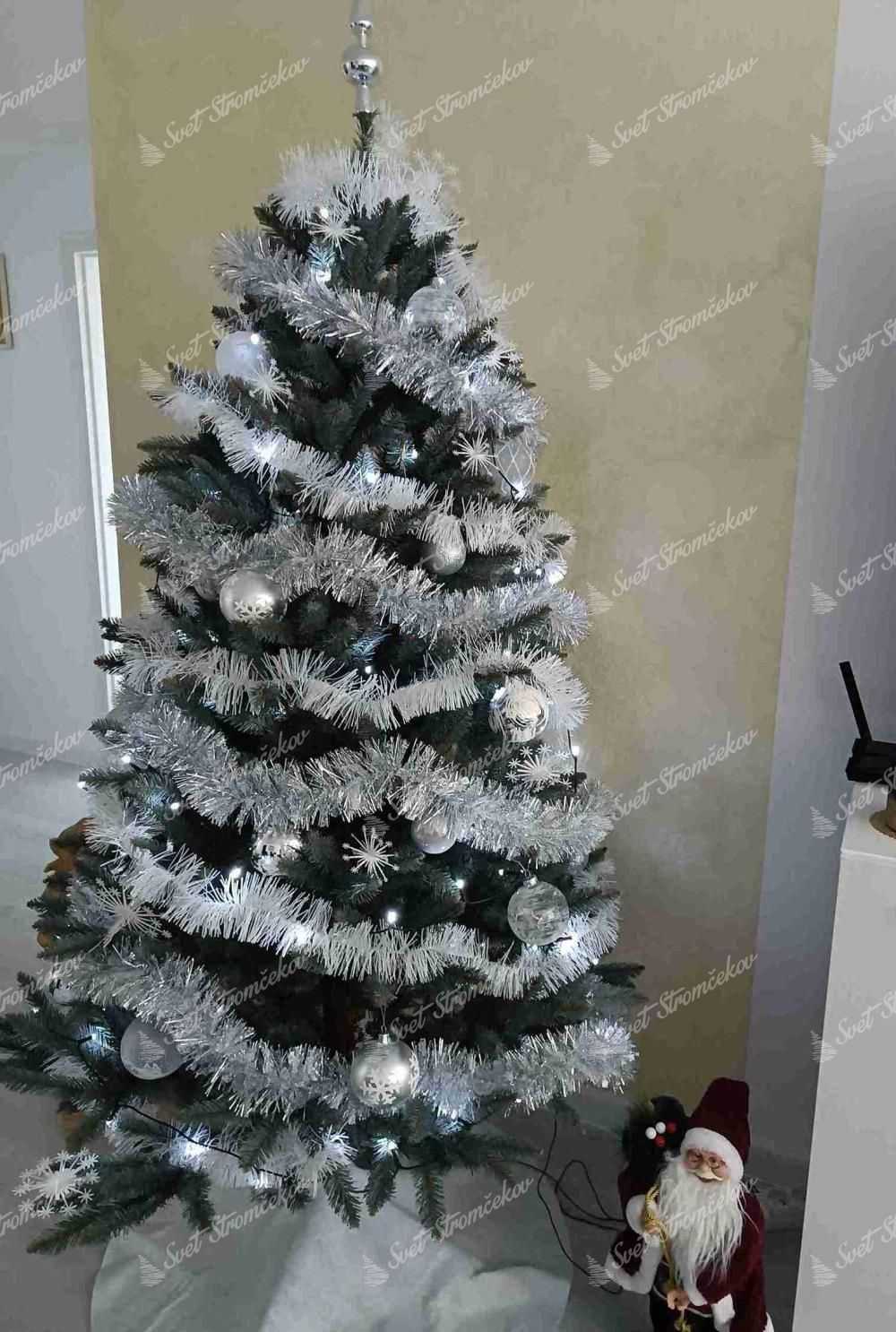 Umelý vianočný stromček Smrek Strieborný 180cm, stromček je ozdobený striebornými ozdobami