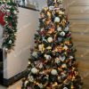 Okrašeno umetno božično drevo Zasneženi Bor 220cm