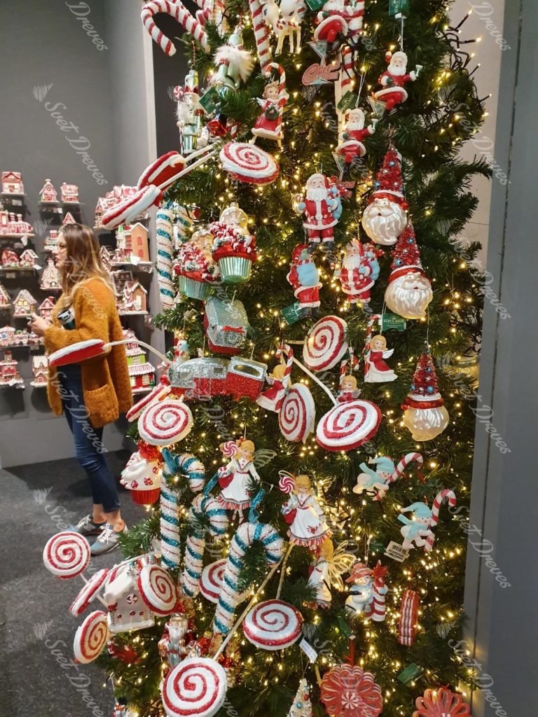 Božični okraski na drevesu v obliki lizik