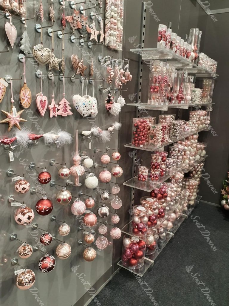 Božične kroglice na drevesu v prašno roza barvi