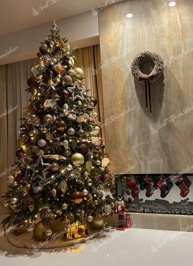 Umelý vianočný stromček 3D Smrek Kalifornský 240cm so zlatými vianočnými ozdobami