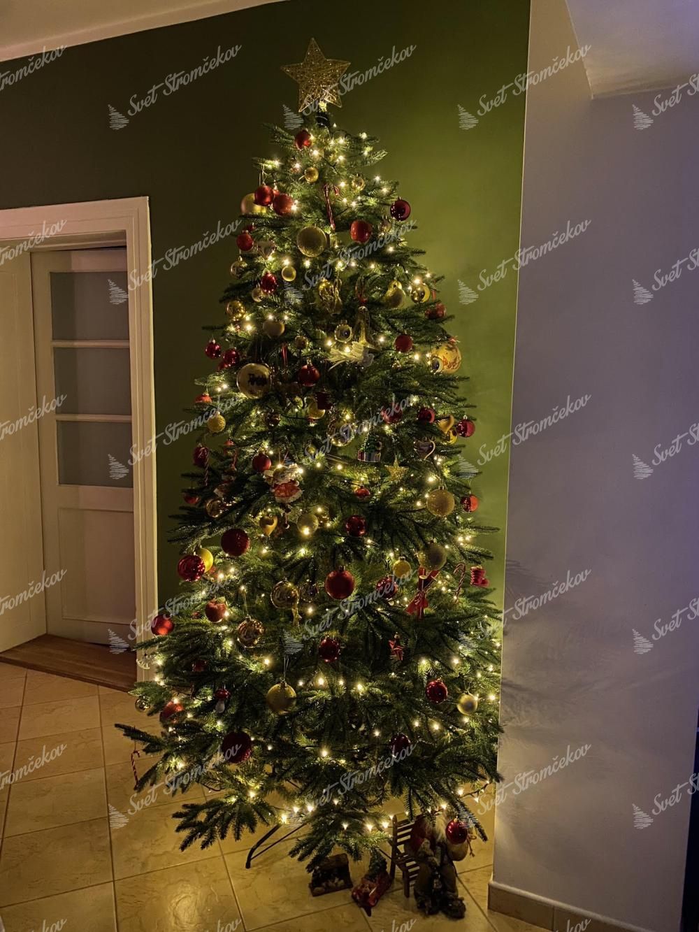 Umelý vianočný stromček 3D Smrek Kalifornský 240cm s červenými a zlatými vianočnými ozdobami a zlatým osvetlením