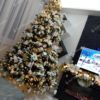 Umelý vianočný stromček 3D Jedľa Zasnežená 240cm s bielymi a zlatými vianočnými ozdobami