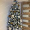 Umelý vianočný stromček Borovica Biela Úzka 225cm s bielymi a zlatými vianočnými ozdobami
