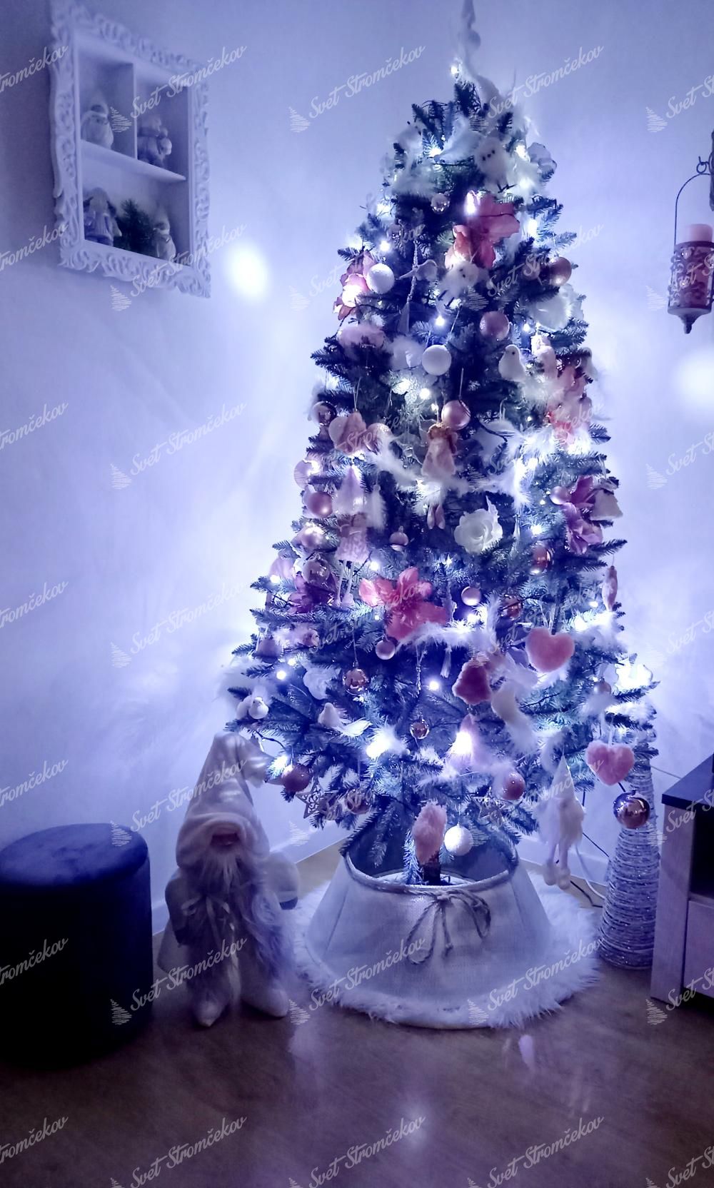 Umelý vianočný stromček Smrek Strieborný 180cm s ružovými a bielymi vianočnými ozdobami