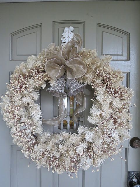 Božični venček za vrata v beli barvi