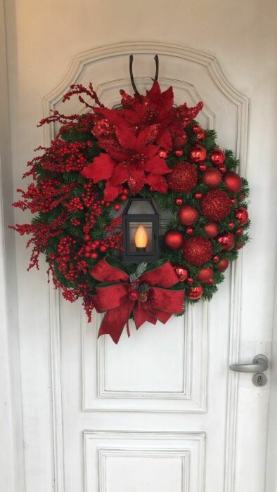 Božični venček za vrata v rdeči barvi