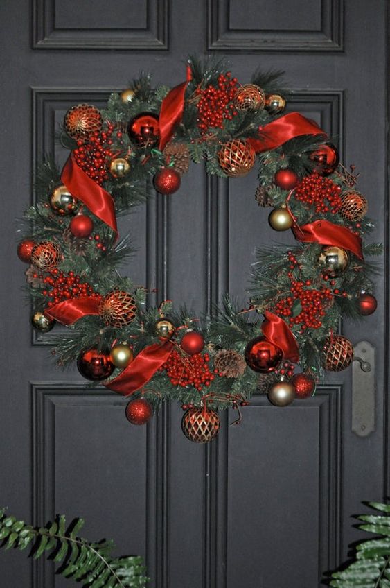 Božični venček za vrata v rdeči barvi