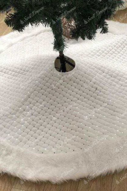 Bela preproga z dodatkom krzna za božično drevo
