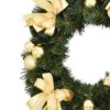 Ozdobený zelený adventný veniec so zlatými dekoráciami a zlatými mašľami.