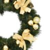 Ozdobený zelený adventný veniec so zlatými dekoráciami a zlatými mašľami.
