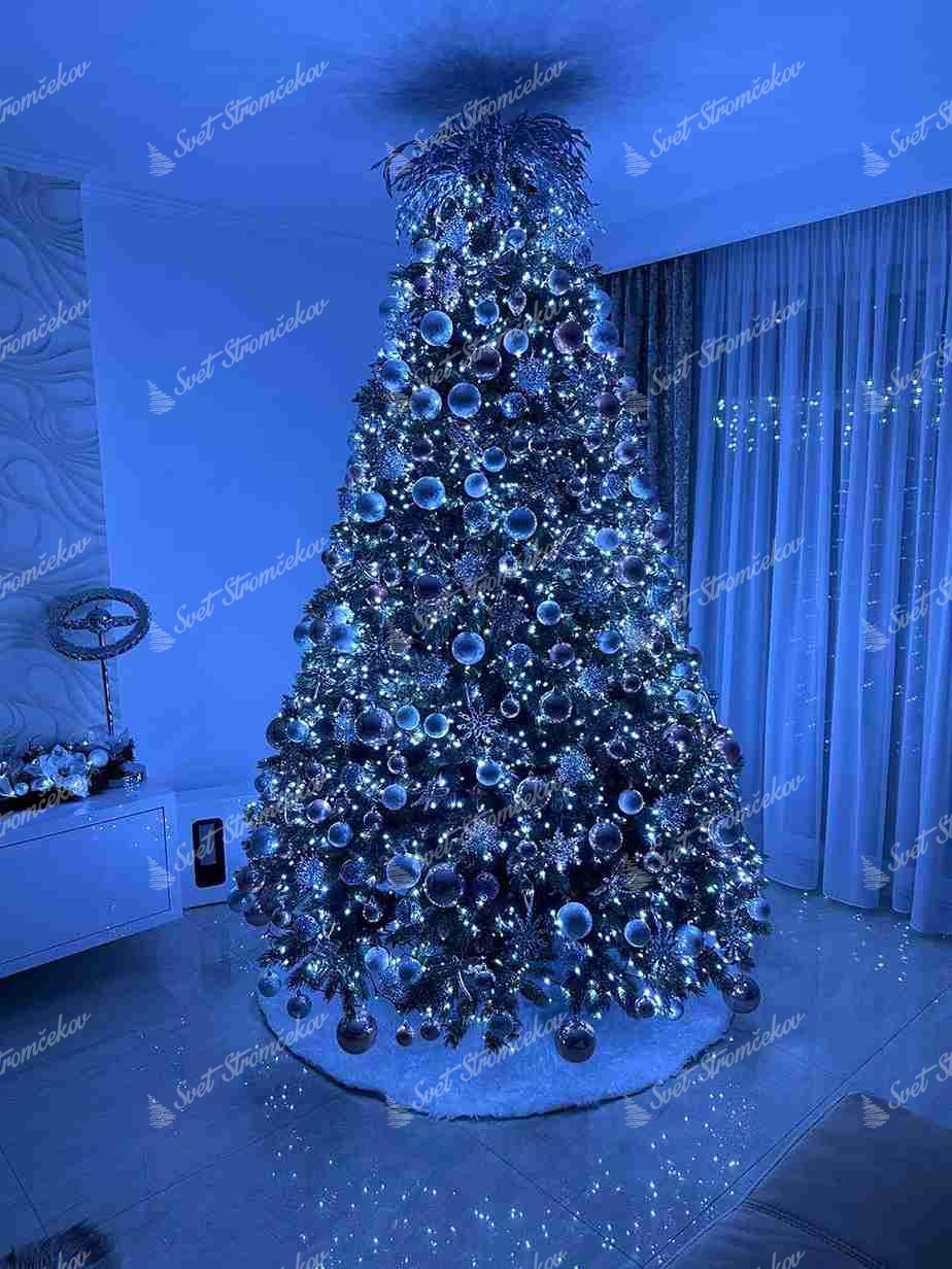 Vianočný stromček 3D Borovica Himalájska XL 240cm, stromček je husto ozdobený zlatými a bielymi ozdobami