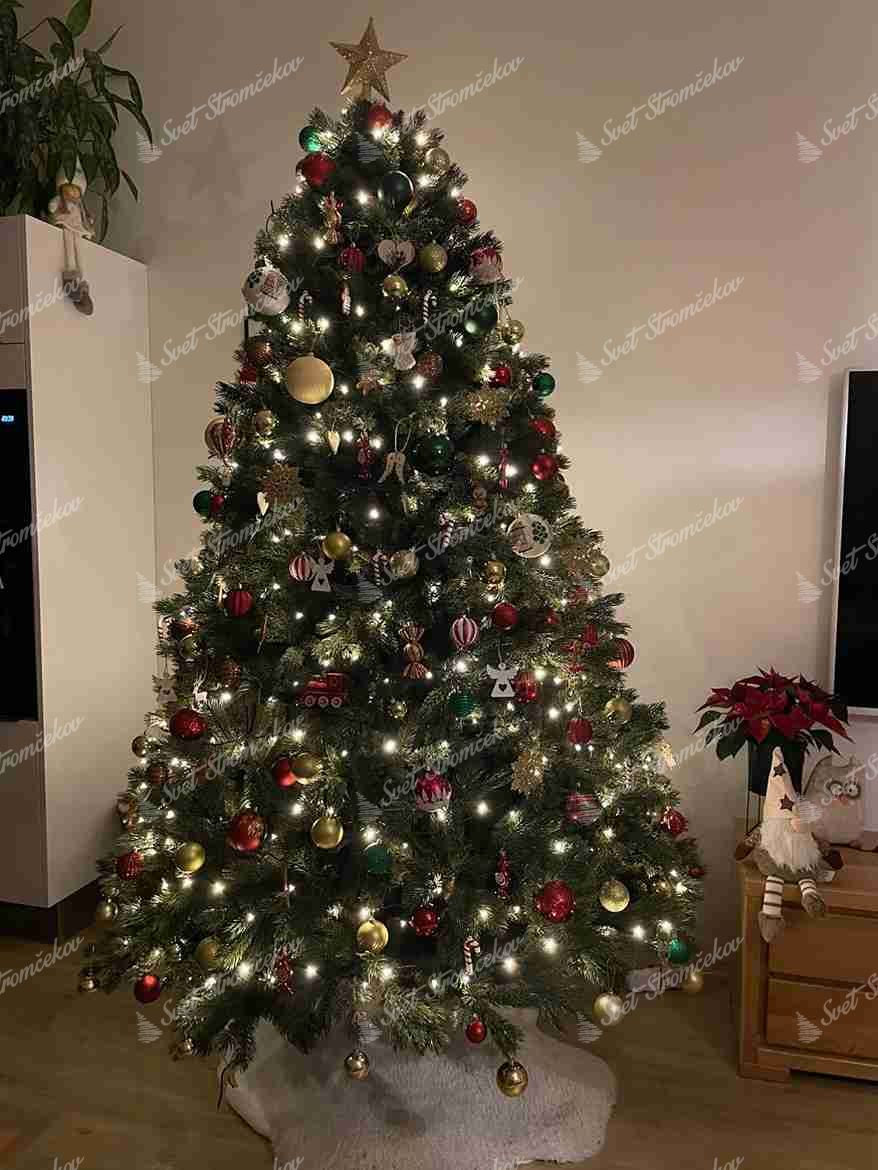 Vianočný stromček 3D Borovica Himalájska XL 240cm, stromček je ozdobený červenými a zlatými ozdobami