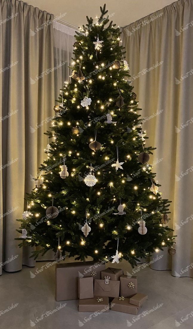 Umelý vianočný stromček FULL 3D Smrek Alpský 240cm, stromček mé husté zelené ihličie a je ozdobený bielymi ozdobami