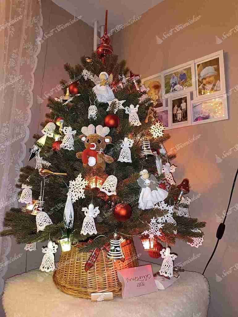 Vianočný stromček FULL 3D Smrek Alpský 100 cm v kvetináči, stromček má husté zelené ihličie a e ozdobený červenými a bielymi ozdobami