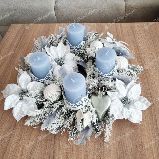 Vianočný veniec Smrek Biely 50cm, veniec má husto zasnežené vetvičky a je ozdobený modro bielymi ozdobami