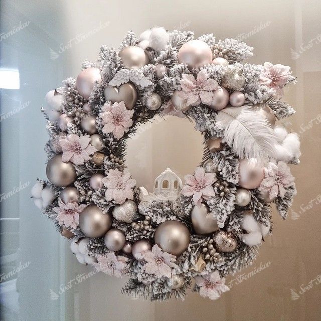 Vianočný veniec Smrek Biely 50cm, veniec je husto zasnežený a je ozdobený bielymi a ružovými ozdobami