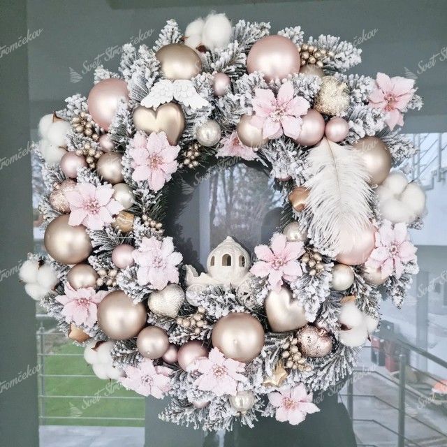 Vianočný veniec Smrek Biely 50cm, veniec je husto zasnežený a je ozdobený bielymi a ružovými ozdobami