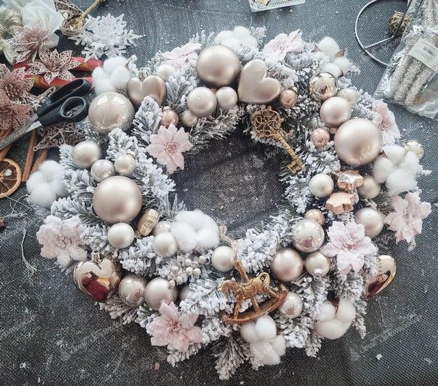 Vianočný veniec Smrek Biely 50cm, veniec má husto zasnežené vetvičk y a je ozdobený ružovými ozdobami