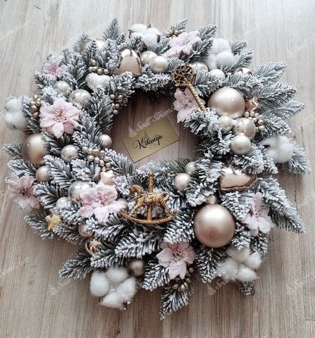 Vianočný veniec Smrek Biely 50cm, veniec je husto pokyrtý umelým snehom a je ozdobený ružovými ozdobami