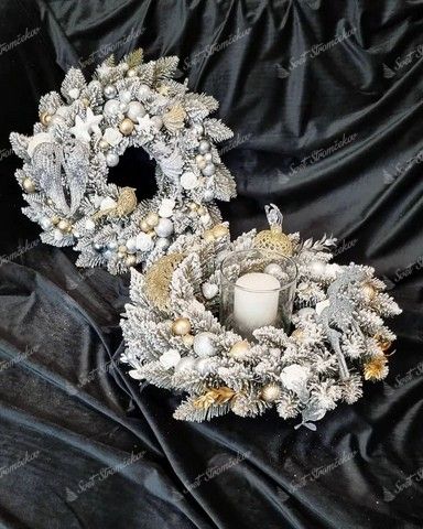 Vianočný veniec Smrek Biely 50cm, veniec je husto zasnežený a je ozdobený zlatými ozdobami