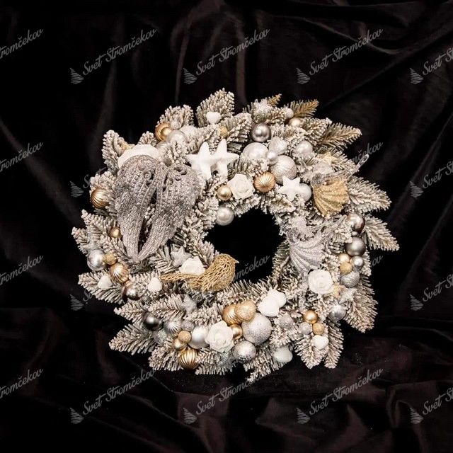 Vianočný veniec Smrek Biely 50cm, veniec má vetvičky husto pokryté snehom a je ozdobený zlatými ozdobami