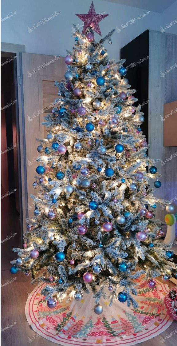 Umelý vianočný stromček 3D Smrek Kráľovský 210cm LED350 je husto ozdobený striebornými a ružovými vianočnými guľami. Na špici je ružová hviezda.