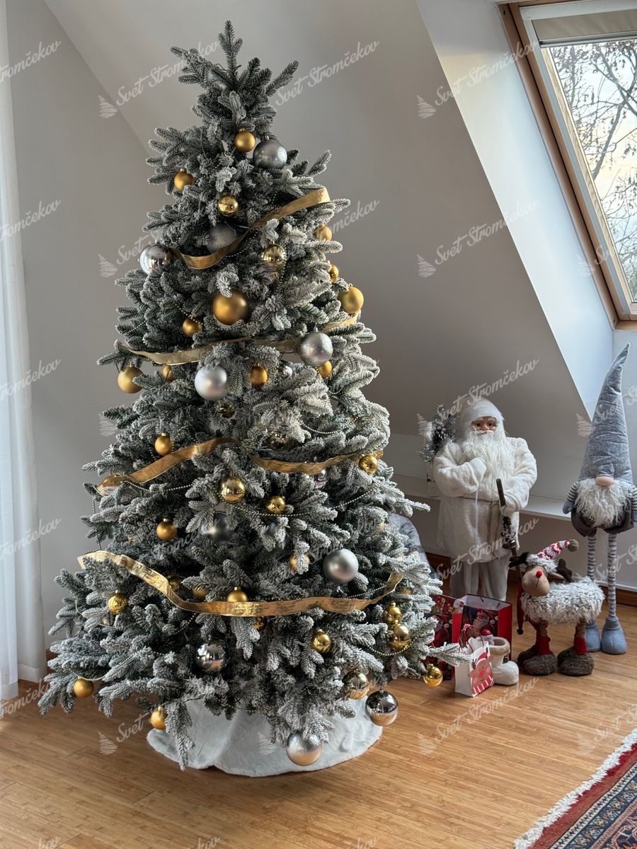 Umelý vianočný stromček 3D Smrek Kráľovský 210cm LED350 ozdobený striebornými a zlatými vianočnými guľami a zlatými stuhami.