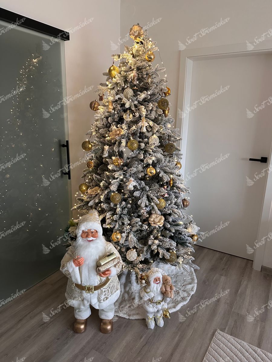 Umelý vianočný stromček 3D Smrek Kráľovský 210cm, stromček je odzobený lesklými a matnými zlatými ozdobami.