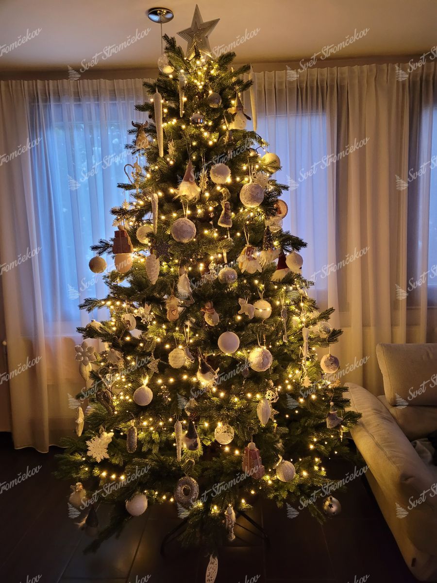 Umelý vianočný stromček FULL 3D Smrek Alpský 240cm, stromček je ozdobený rôznymi bieylmi vianočnými ozdobami.