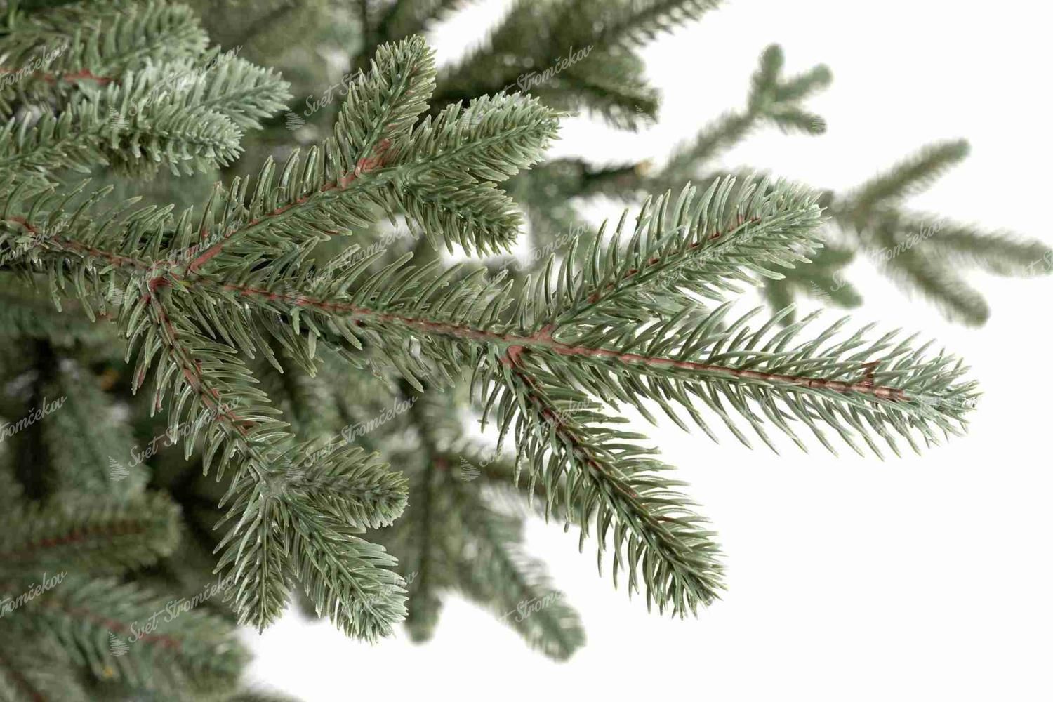 Detail vetvičky vianočného stromčeka FULL 3D Smrek Pichľavý má zelené ihličie