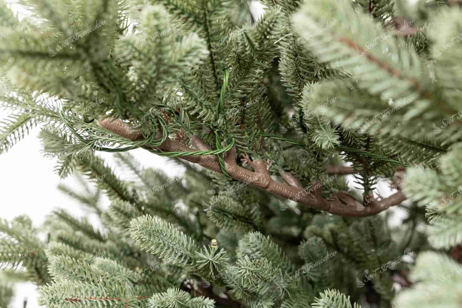 Detail vetvičky vianočného stromčeka FULL 3D Smrek Pichľavý so zeleným ihličím.