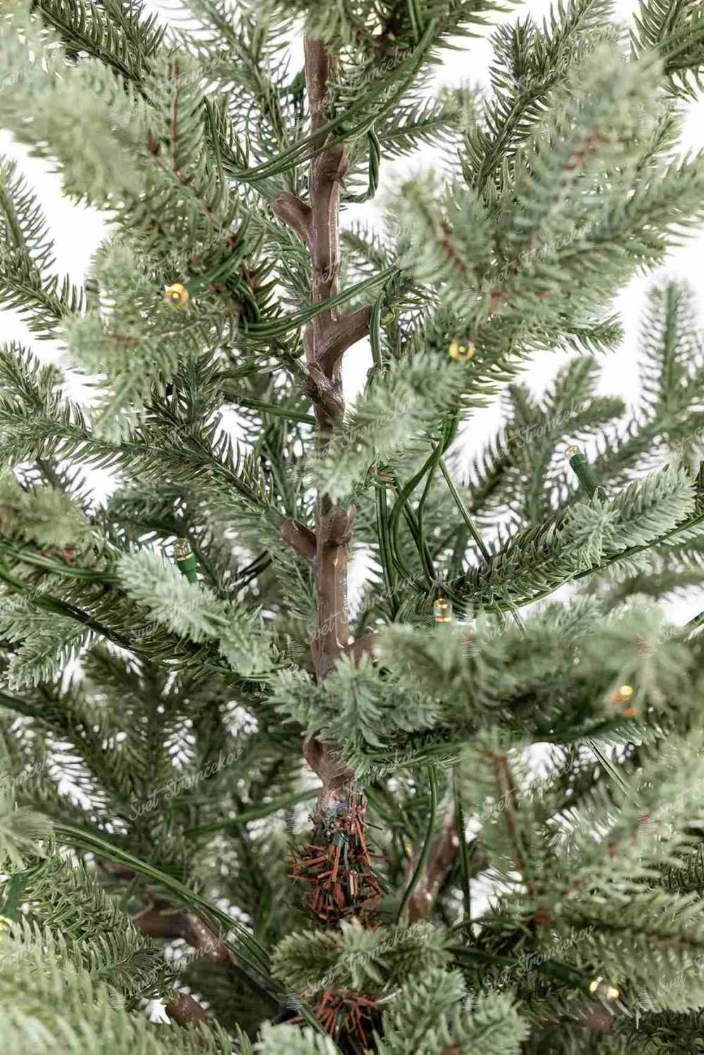 Detail vianočného stromčeka FULL 3D Smrek Pichľavý so zeleným ihličím a hnedým kmeňom stromčeka.