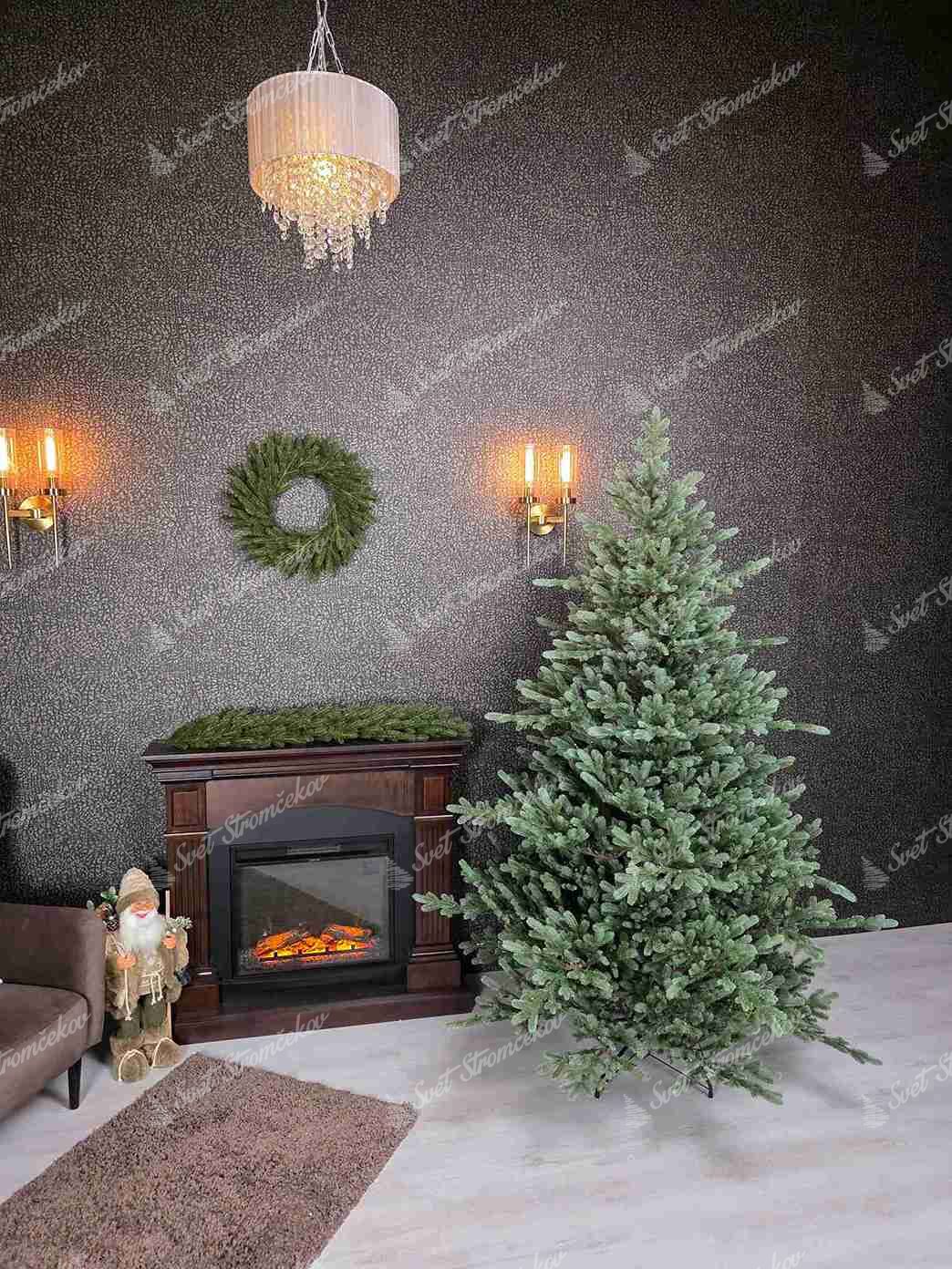 Umelý vianočný stromček FULL 3D Smrek Pichľavý, má dlhšie a kratšie vetvičky, ktoré vytvárajú nepravidelný tvar a tmavozelené ihličie