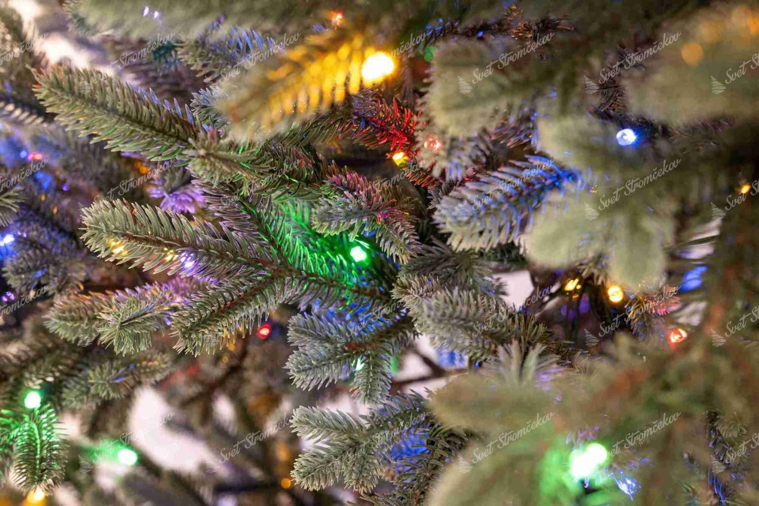 Detail vianočného stromčeka FULL 3D Smrek Pichľavý LED má zelené ihličie