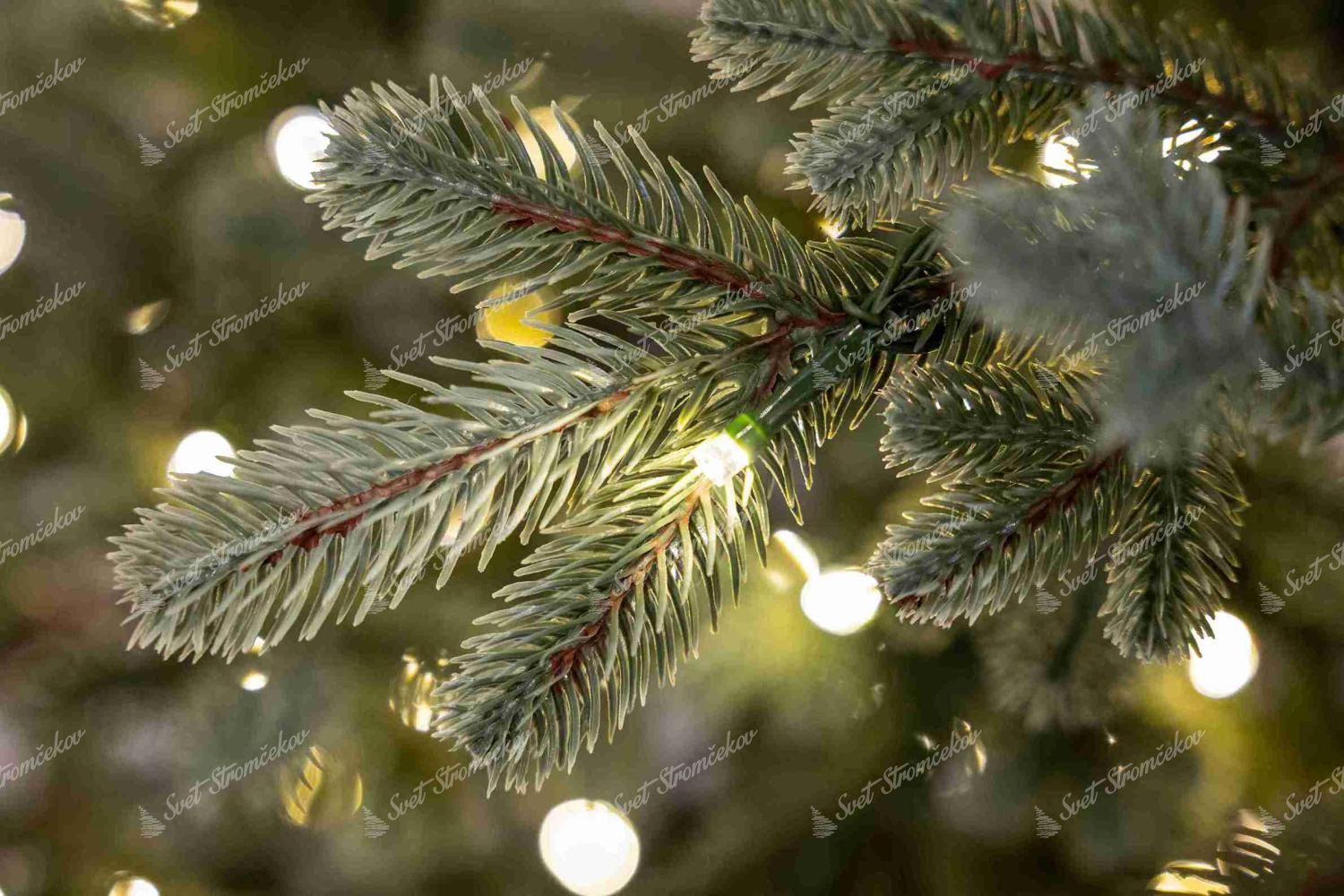 Detail vetvičky vianočného stromčeka FULL 3D Smrek Pichľavý LED má zelené ihličie