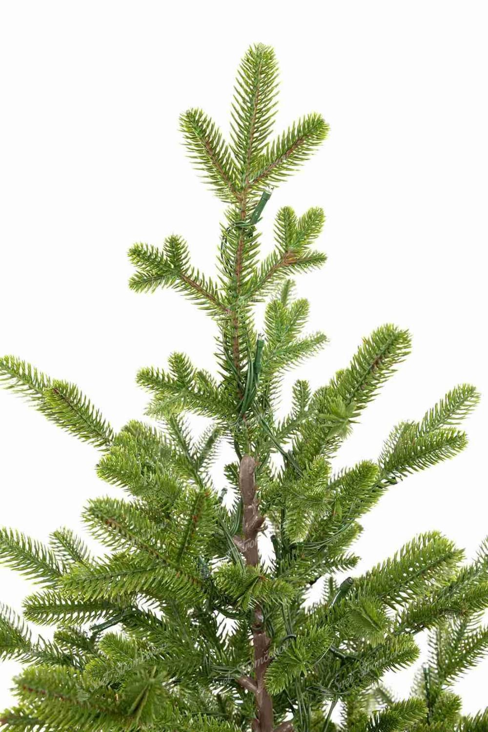 Detail vianočného stromčeka FULL 3D Smrek Švajčiarsky, so svetlozeleným ihličím a hnedým kmeňom stromčeka