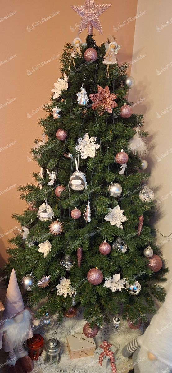 Vianočný stromček FULL 3D Borovica Himalájska 180cm ozdobený ružovými a bielymi ozdobami.