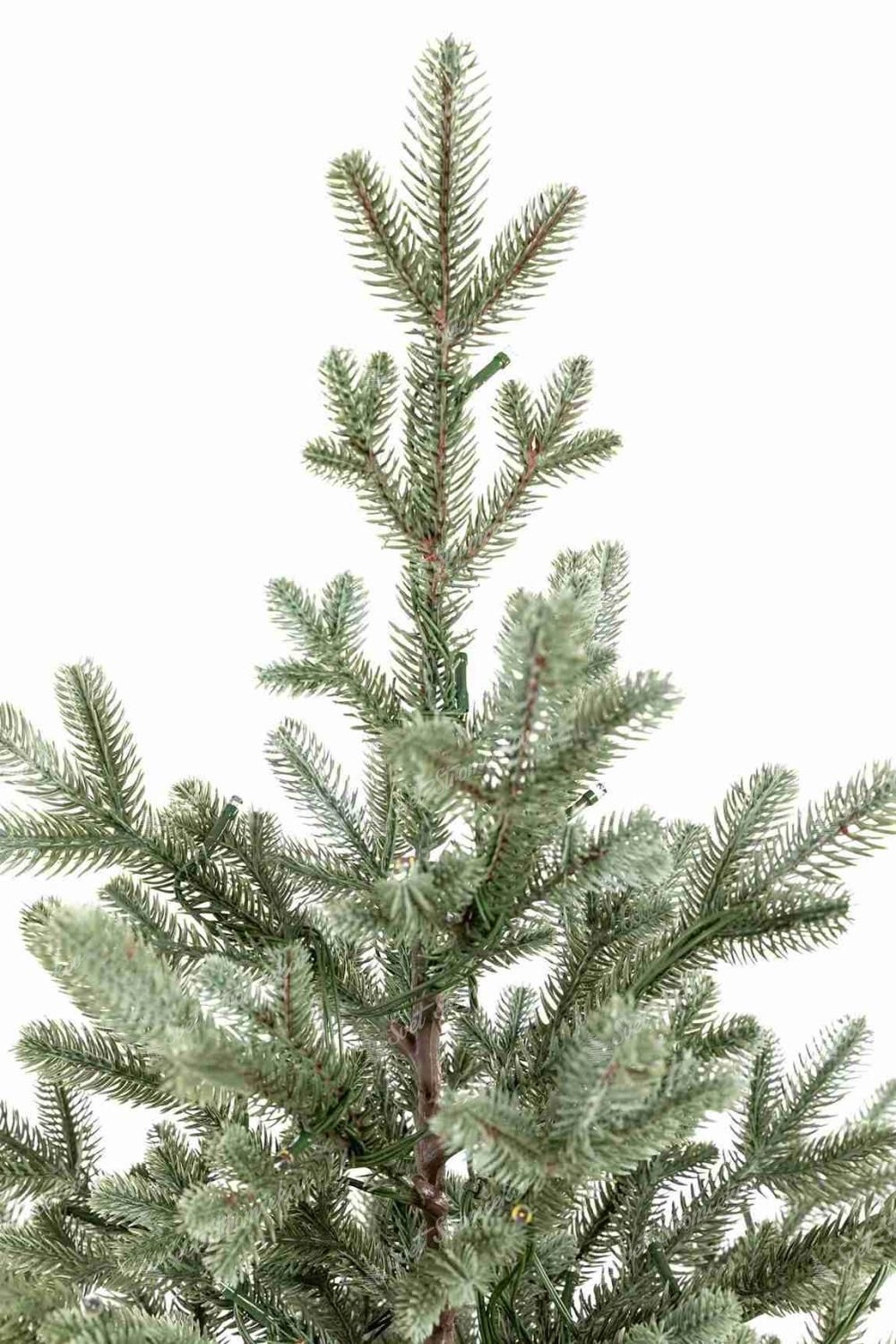 Detail vianočného stromčeka FULL 3D Smrek Pichľavý, má zelené ihličie a prepracovaný hnedý stred vetvičiek a kmeň stromčeka.